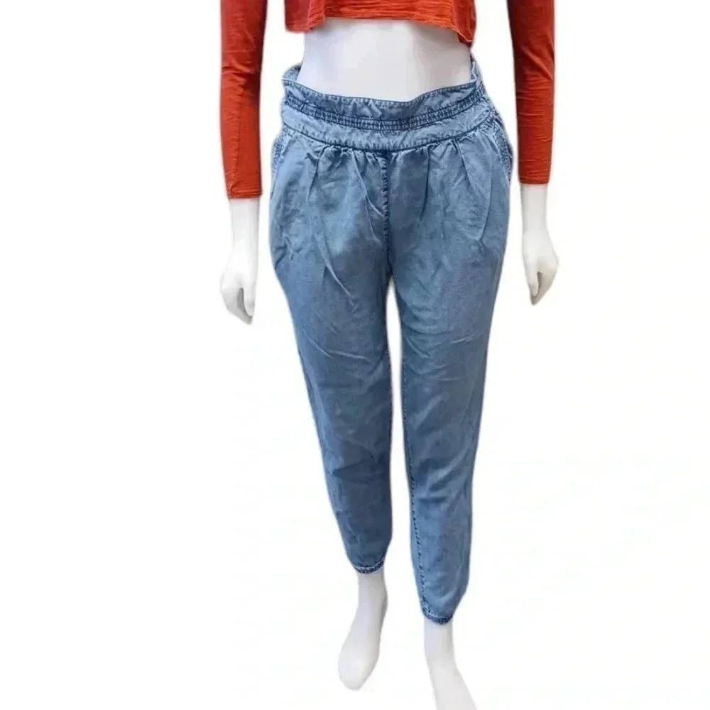 Wilfred Aritzia Lightweight  Light Wash Paper Bag Waist Pants Size 4